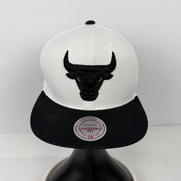 Mitchell & Ness Chicago Bulls Snapback Hat – Black & White - Picture 1 of 7